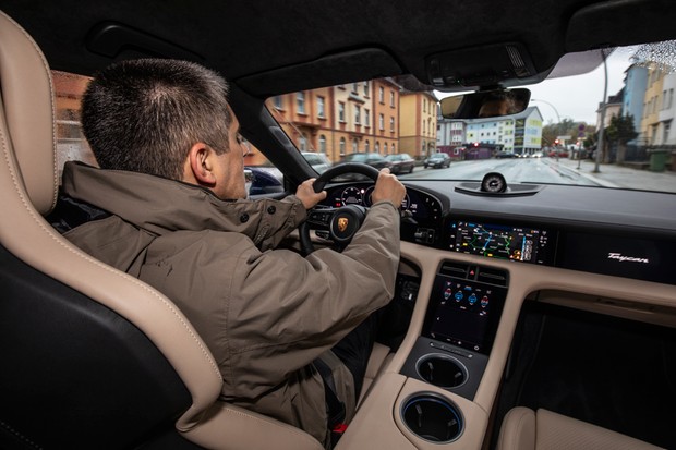 Ao volante, o Taycan é um legítimo Porsche (Foto: Divulgação)