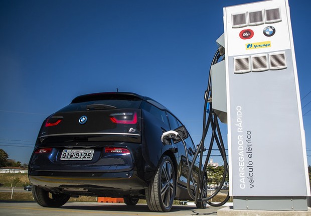 Posto de abastecimento de carros elétricos na Via Dutra, parceria entre BMW, EDP e Ipiranga (Foto: Divulgação/Máquina BMW)