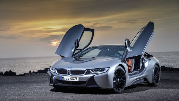 BMW i8, esportivo à venda no Brasil por R$ 649.950. Pioneiro de um tempo - bastante recente e que já está acabando - em que carro elétrico precisava ser exuberante (Foto: Divulgação)