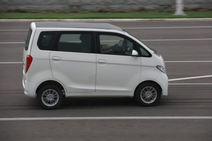 Carro chinês elétrico oferece mais de 30 dias de autonomia