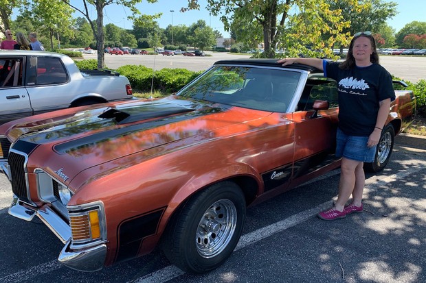 Sócia da empresa Jeana Lopeman com seu Mercury Cougar de 1972 (Foto: Reprodução Atlanta Magazine. Foto: Beth Ward)