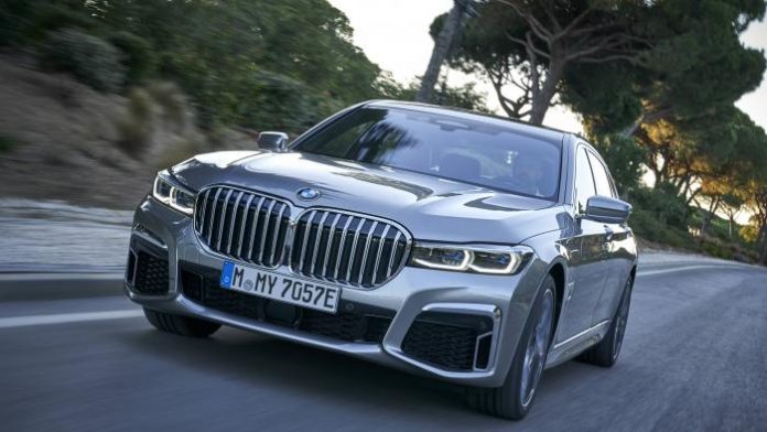 BMW Série 7 ganha versão com motor híbrido plug-in de 394cv