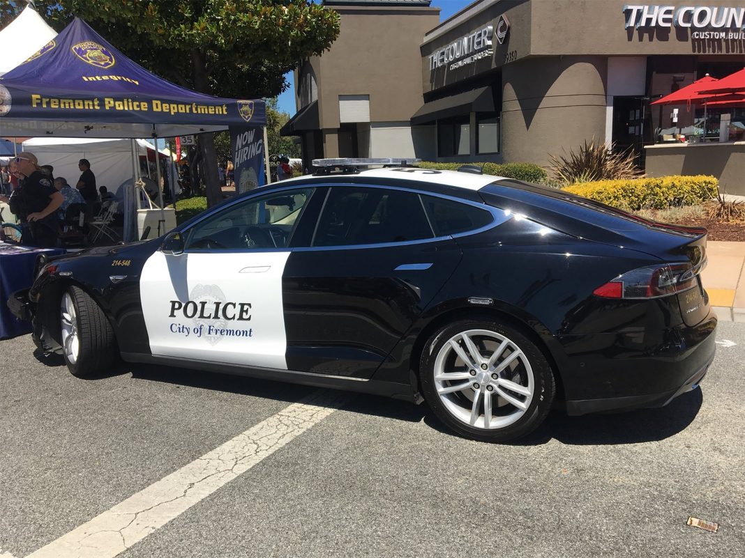 Carro elétrico da polícia suspende perseguição por bateria descarregada