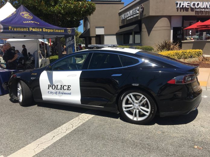 Carro elétrico da polícia suspende perseguição por bateria descarregada