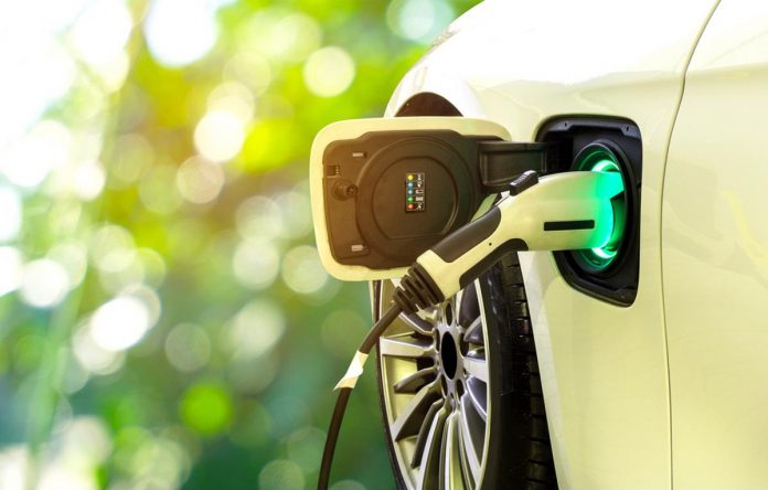 Carro híbrido convencional e do tipo plug-in: saiba diferenciá-los