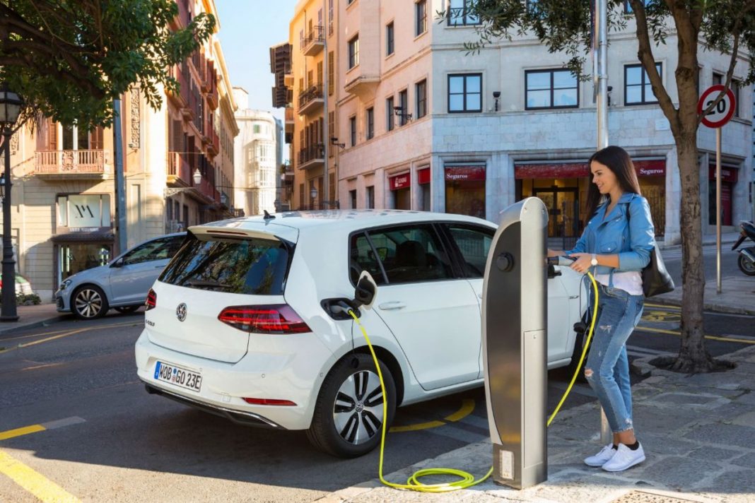 Carro híbrido convencional e plug-in: saiba as diferenças