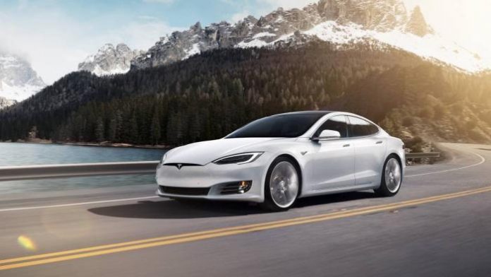 Carros da Tesla terão buzina com sons personalizáveis, incluindo o de pum