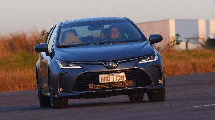 Corolla híbrido flex falta em lojas e Toyota usa embalo para desovar Prius