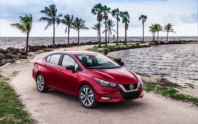 Nissan Versa vermelho