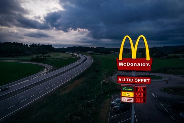 Na Suécia, placas do McDonalds contam o preço do Big Mac, do McLanche feliz e... da recarga para carros (Foto: McDonalds)