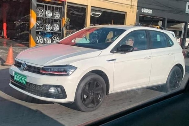 Volkswagen Polo GTS foi flagrado em testes de rua (Foto: Reprodução)