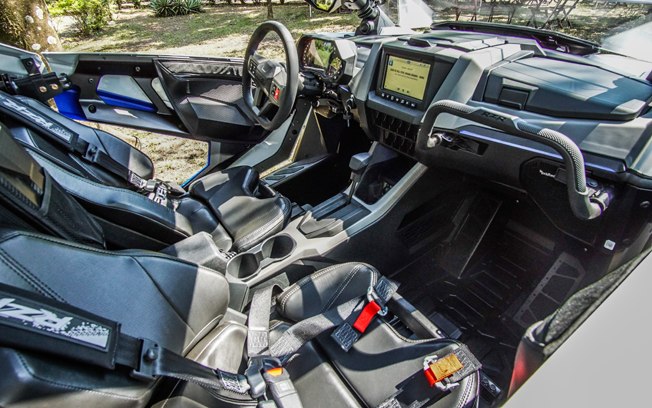 O interior do Polaris RZR Pro XP Ultimate