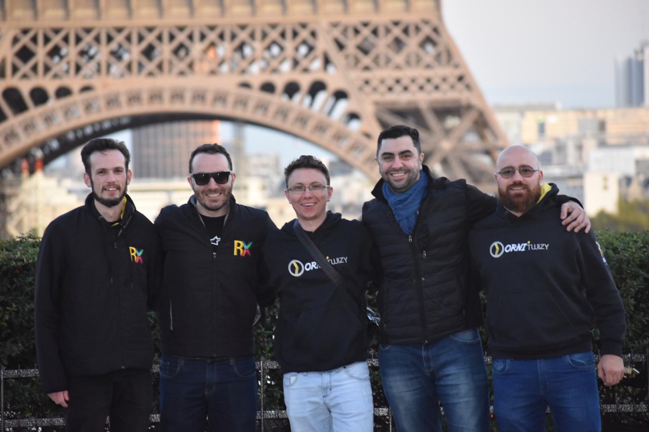 estudantes brasileiros que criaram carro elétrico para cadeirantes em frente aTorre Eiffel em Paris, onde competiram