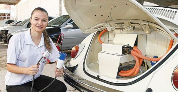 Engenheira capixaba instala motor elétrico em Fusca e deixa de usar gasolina