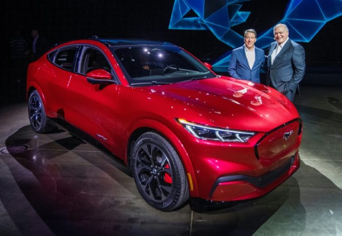 O CEO da Ford, James Hackett (d), e um membro da companhia mostram o Mustang Mach-E movido a eletricidade