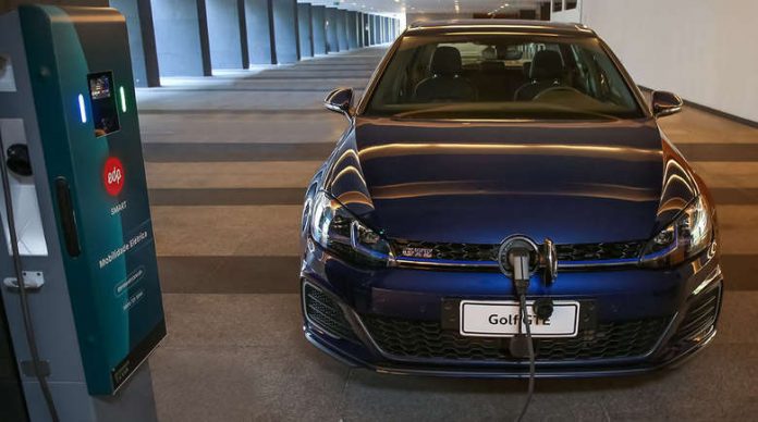 Volkswagen lança Golf GTE, seu primeiro híbrido no Brasil, por R$ 200 mil