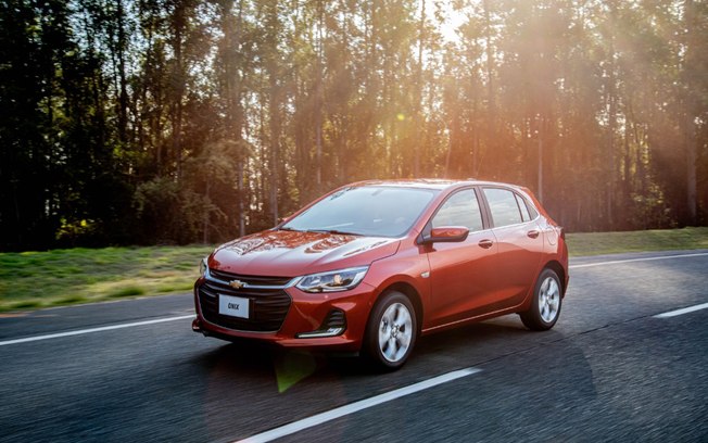 Chevrolet Onix vermelho