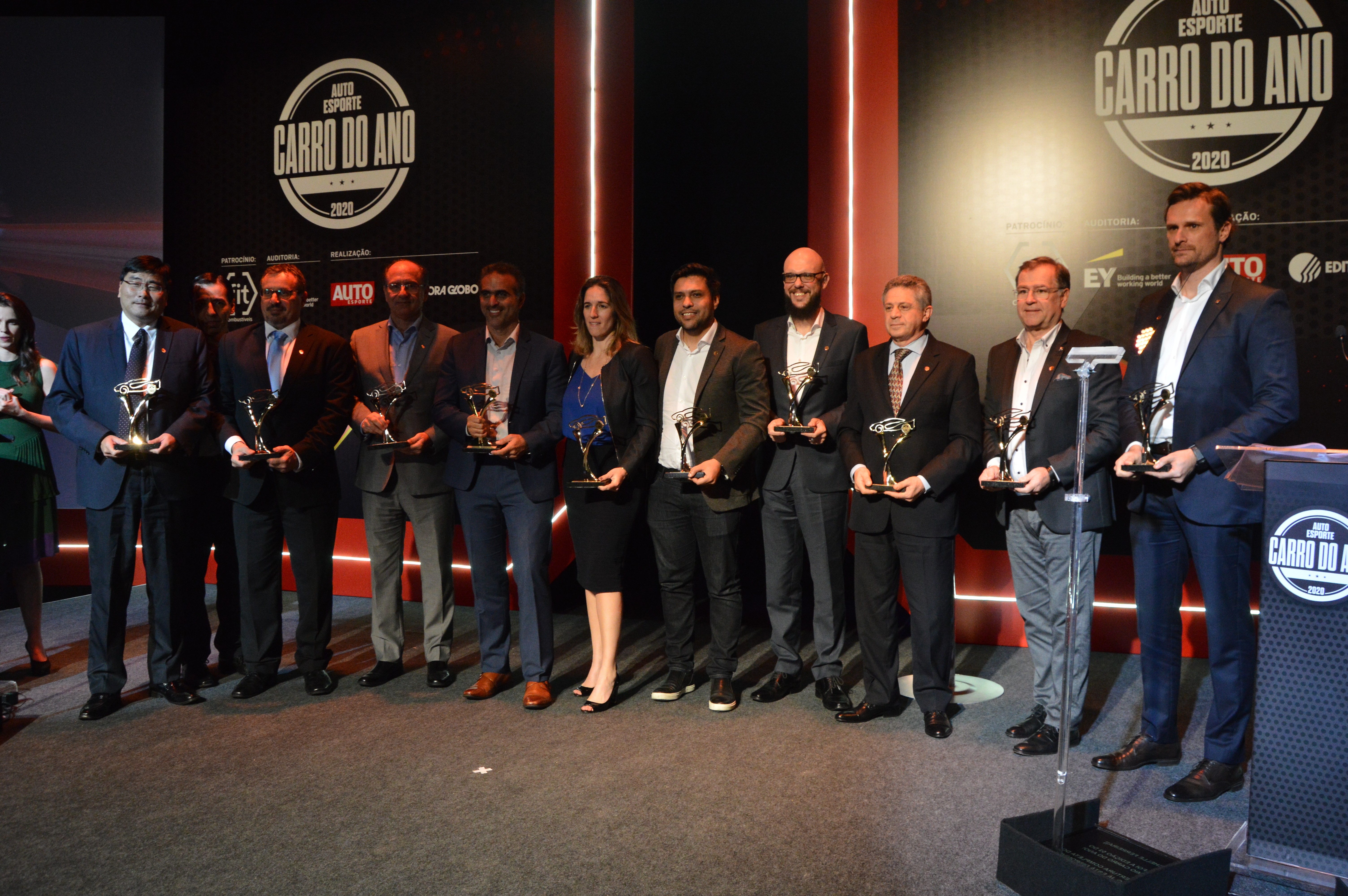 Todos os vencedores do Carro do Ano 2020 posam com a premiação (Foto: André Schaun)