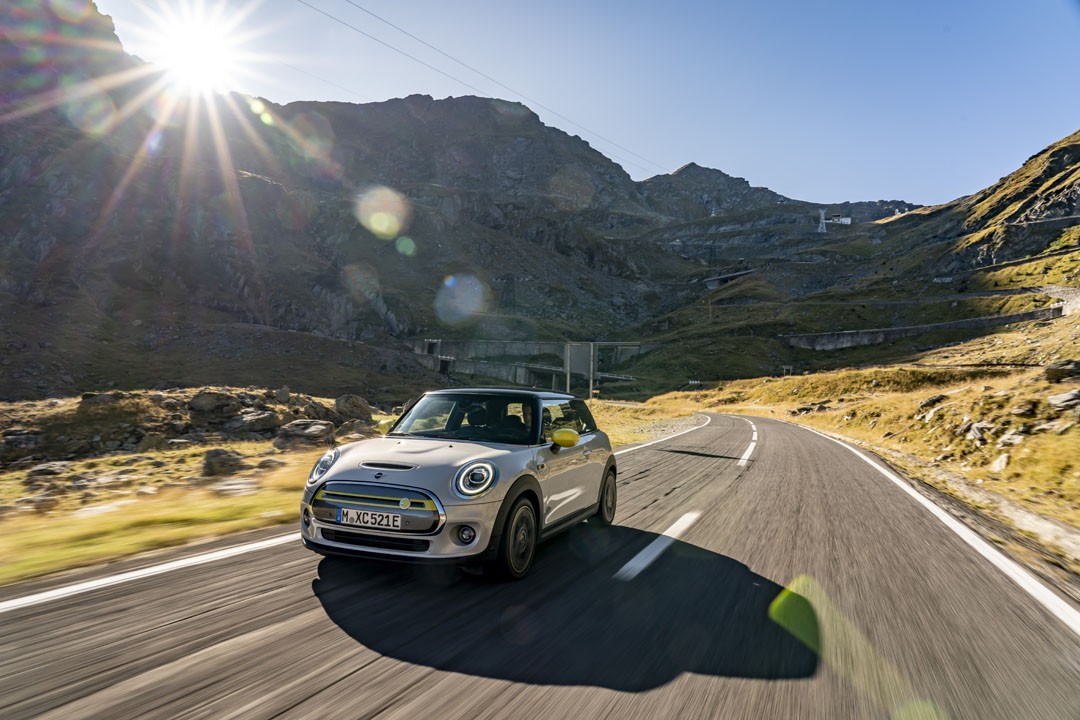 O Mini Cooper SE é um dos carros elétricos que chegam ao Brasil (Foto: Divulgação)