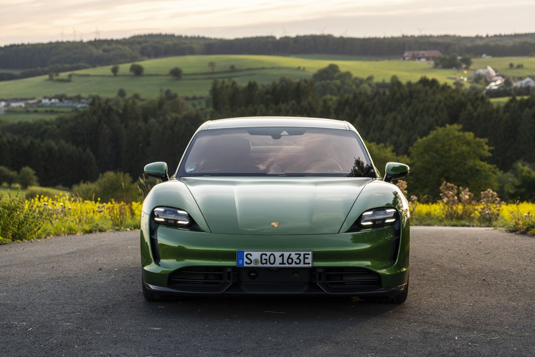 O Porsche Taycan é um dos carros elétricos que chegam ao Brasil (Foto: Divulgação)