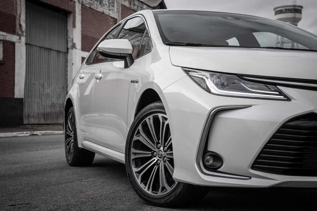 O Corolla Altis e-Hybrid, primeiro híbrido flex do mundo (Foto: Divulgação)