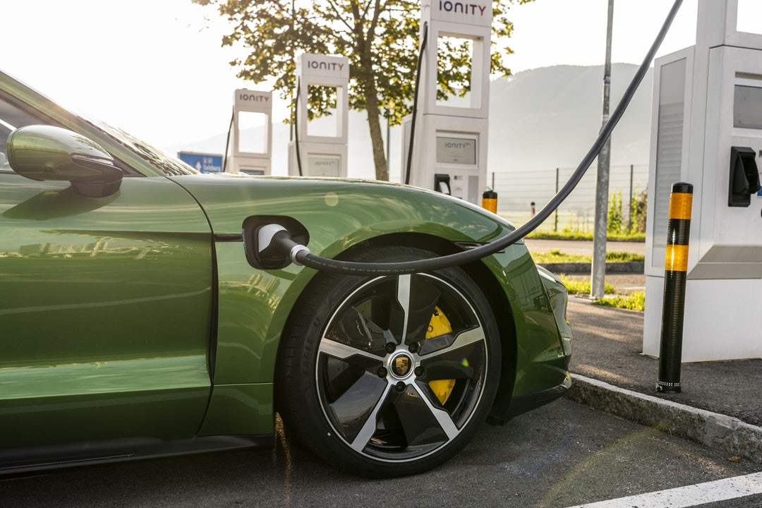 Carregar um Porsche na tomada será uma realidade em breve para alguns brasileiros - mas há outras opções (Foto: Divulgação)