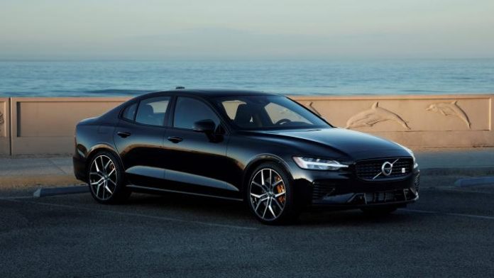 Volvo amplia linha de híbridos no Brasil com o sedã S60 e o SUV XC60