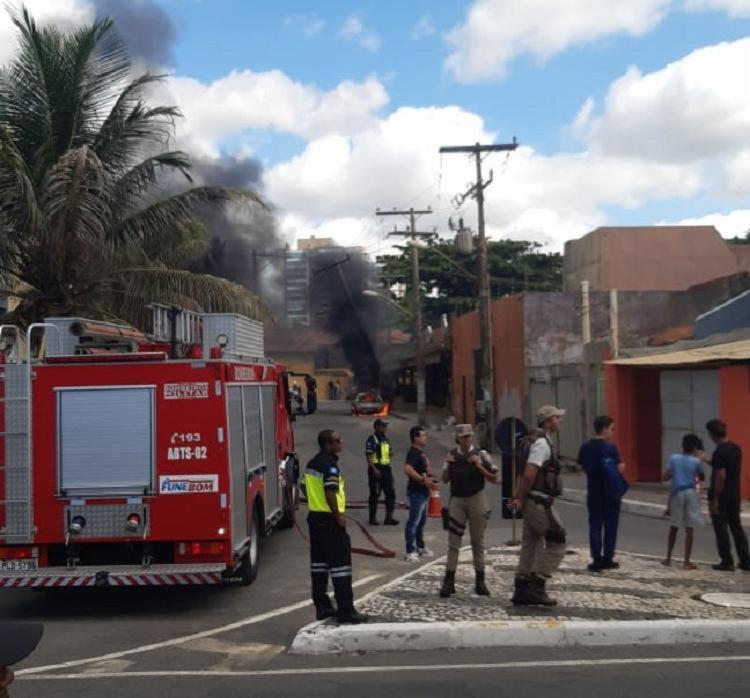 Carro ficou destruído | Foto: Cidadão Repórter | Via WhatsApp - Foto: Cidadão Repórter | Via WhatsApp