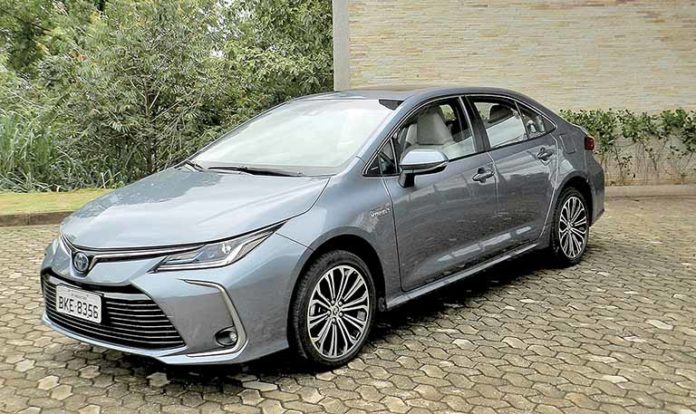 Toyota lança sedan brasileiro mais tecnológico