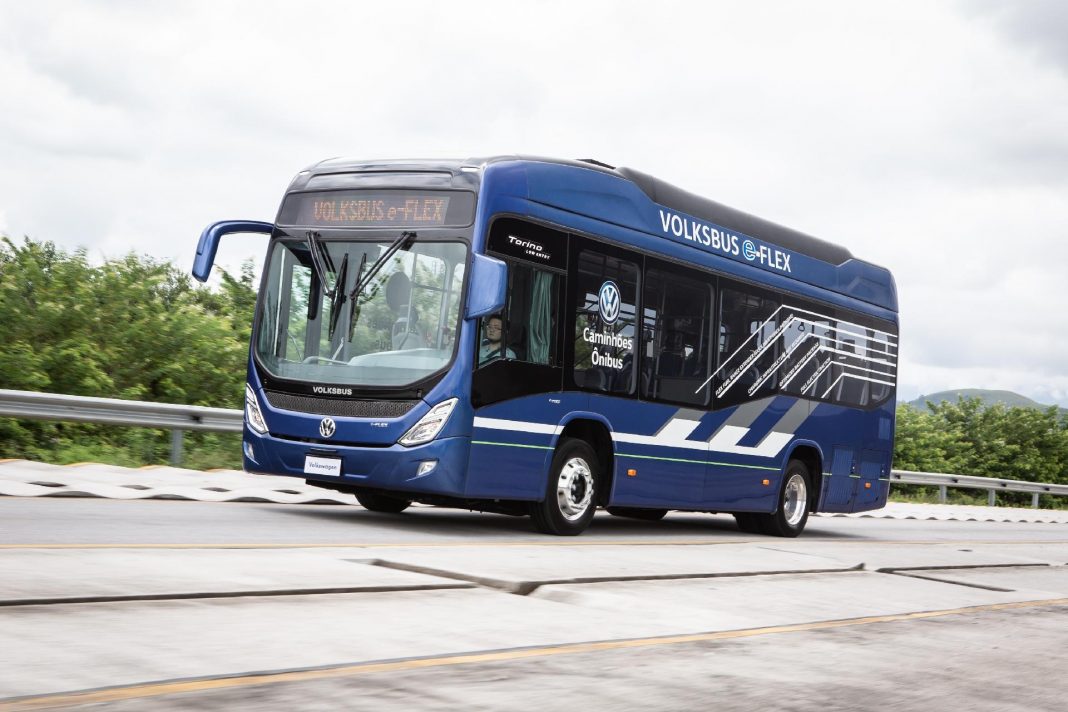 VW lança ônibus hibrido com motor de Golf