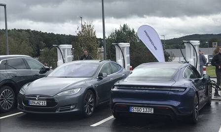 Encontro de elétricos no posto: Tesla S e Taycan