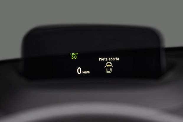 Head-Up Display cobre informações diversas, não apenas o velocímetro (Foto: Divulgação)