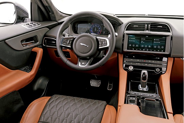 Jaguar F-Pace SVR - O interior mistura elementos clássicos e modernos, já os comandos dos vidros não são ergonômicos (Foto: Christian Castanho)