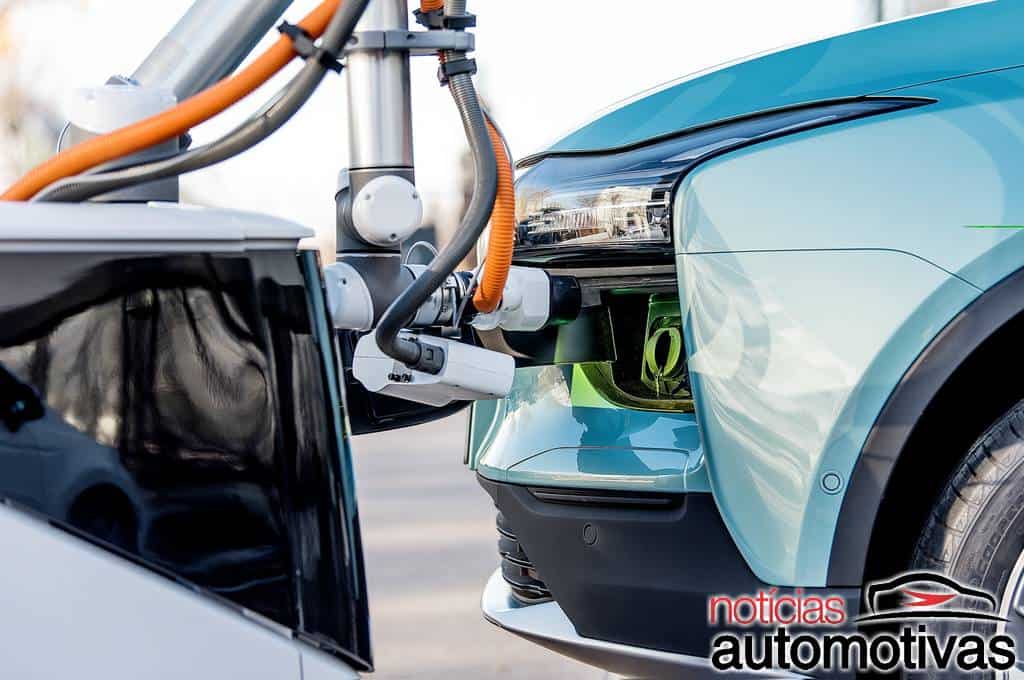 Chinesa Aiways revela robô de recarga rápida para carros elétricos 