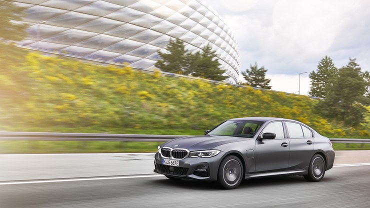 BMW Série 3 híbrido plug-in, que faz 55 km/l, chega ao Brasil - Carros