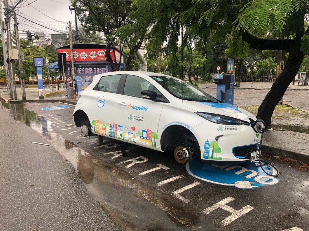 Carro elétrico de sistema compartilhado tem os quatro pneus furtados em Fortaleza | Ceará