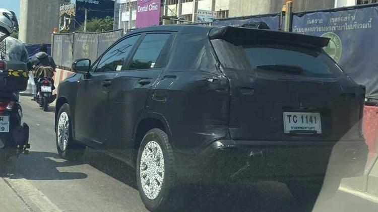 Novo SUV da Toyota é flagrado em testes e será feito no Brasil, diz site