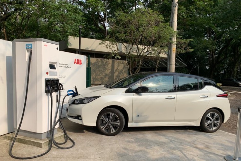 Nissan Leaf em posto de recarga rápido disponibilizado pela empresa ABB, em São Paulo (Foto: Thiago Tanji)