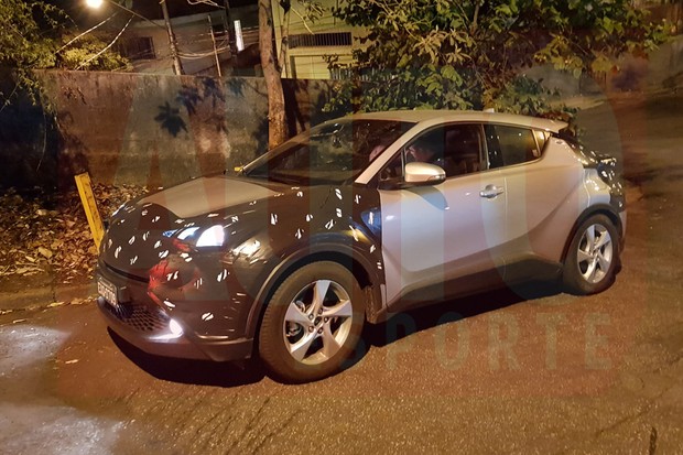 CH-R foi flagrado em testes na cidade de São Paulo (Foto: Julio Cabral/Autoesporte)