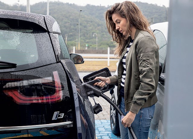 Autoesporte foi de São Paulo ao Rio de Janeiro com três carros elétricos: BMW i3; Chevrolet Bolt; Renault Zoe (Foto: Gustavo Maffei e Marcos Camargo)