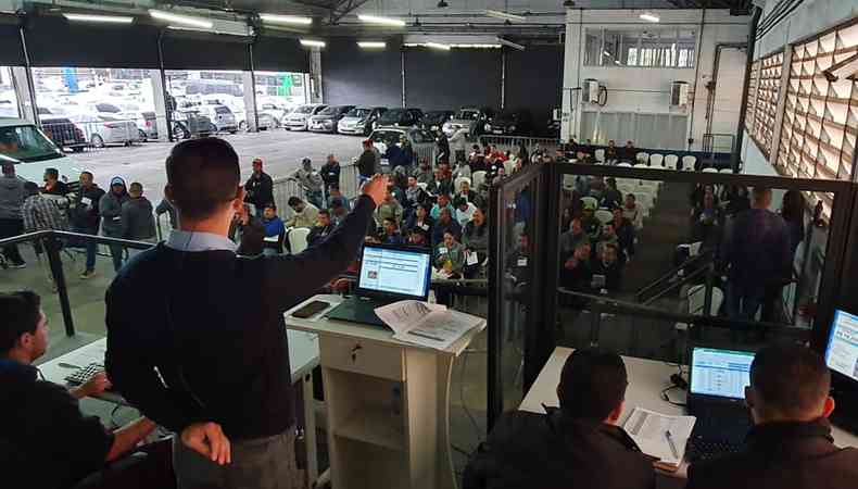 Leiloeiros trabalhando em leilões organizados pela Copart.(foto: Divulgação/Copart)