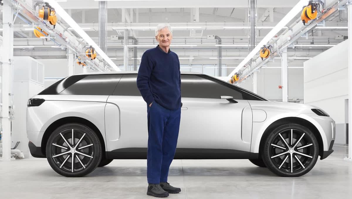 Imagem de James Dyson ao pé do SUV elétrico