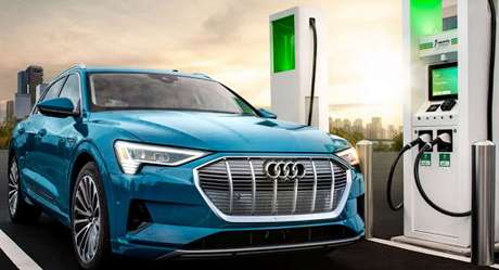 Recarga de um SUV E-tron: a Audi é uma das marcas que mais investem no elétrico.