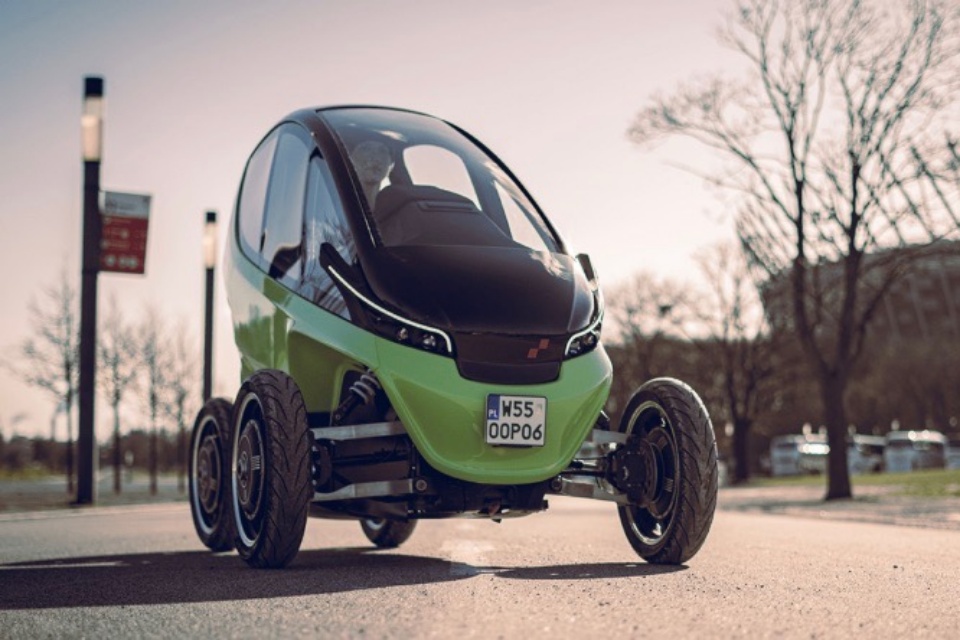 Elétrico 'meio carro, meio moto' consegue costurar o trânsito [vídeo]