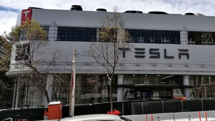 Tesla negocia aluguel de imóveis e salários para amenizar impacto da crise