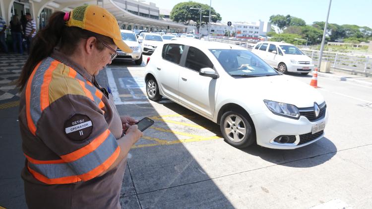 motoboys e táxis estão isentos, mas motorista de Uber não