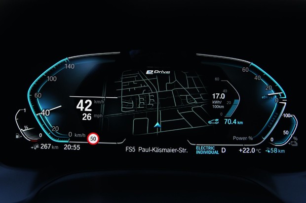 Quadro de instrumentos digital tem velocímetro e conta-giros exóticos (Foto: Divulgação)