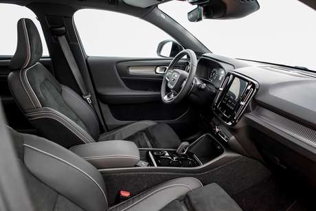 Interior do XC40 T5 R-Design: couro, nobuck e tela multimídia de 9".