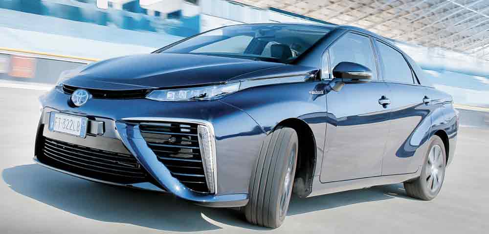 O Mirai tem linhas típicas da Toyota, com alguns toques especiais. Entre eles, as partes pretas do pára-choque dianteiro, que escondem tomadas de ar: o trem de força produz eletricidade fazendo o hidrogênio reagir com o oxigênio obtido por ali