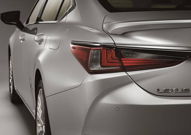 Lexus ES 300h chega aos 217 cv de potência